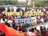 ट्रेनो के ठहराव की मांग को लेकर ट्रैक जाम 
