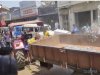 सड़क पर अचानक बिखरने लगी गिट्टी बाल बाल बची गर्भवती 