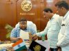 गाँव की विभिन्न समस्याओं को लेकर सरपंच ने की जिलाधिकारी से मुलाकात 