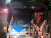 आटो रिक्शा में भेड़ बकरियाँ की तरह ठूंसे जा रहे है बच्चे 