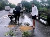 स्थानीय युवको ने किया राजमार्ग का मरम्मत 