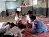 विद्यालय में खतरनाक परिस्थिति में पढ़ रहे है छात्र 