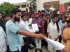 साकेत महाविद्यालय के छात्र नेता ने जिलाधिकारी को सौंपा ज्ञापन