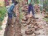 पुरानी रद्दी ईंटों से किया जा रहा है नाली का नवीनीकरण 