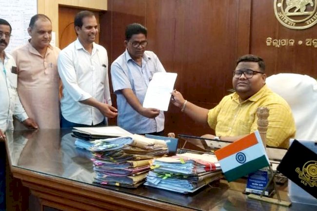 सड़क संबंधी विभिन्न मुद्दों को लेकर जिलाधिकारी को दावा पत्र