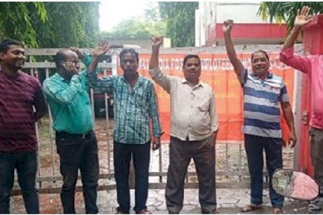डाक कर्मचारियों का विरोध प्रदर्शन 
