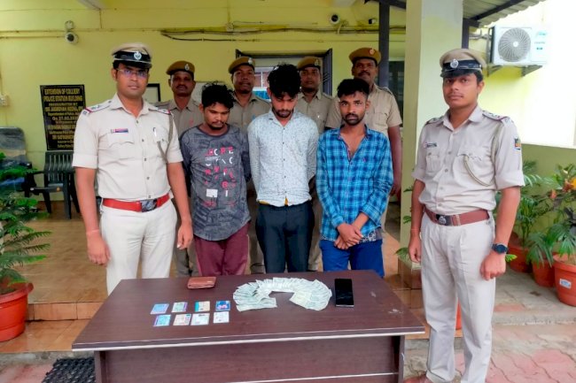 कार का काँच तोड़कर पैसे और मोबाइल चोरी 