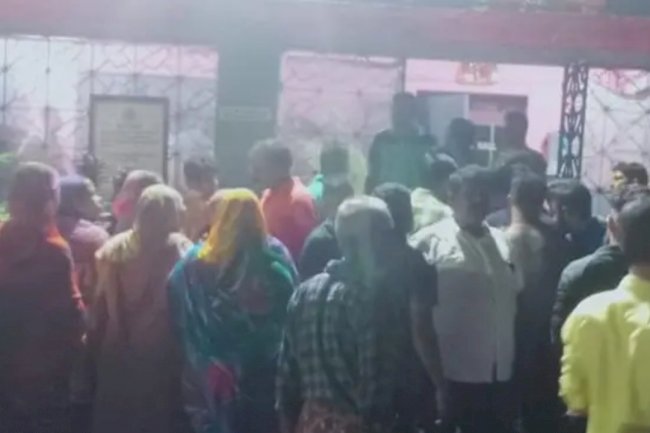दो गुटों के झगड़े में टूटी तीसरे की गाड़ी 