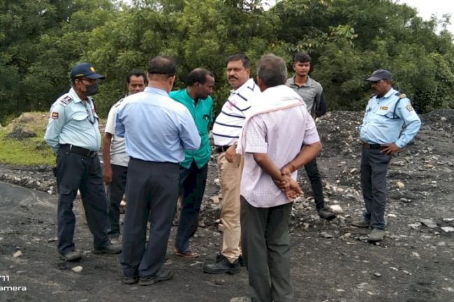 महिलाओं ने किया खनन मार्ग अवरूद्ध 