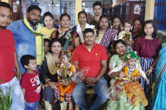 राधा कृष्ण के रूप में शिशुओ ने प्रतियोगिता में लिया भाग 