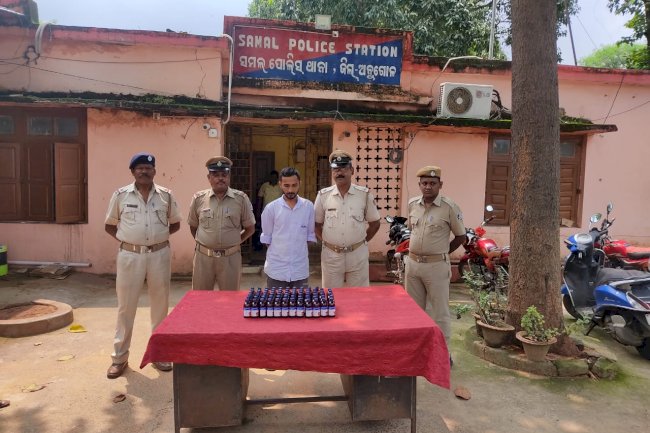 कफ सीरप की बीस शीशी के साथ एक मोटरसाइकिल जब्त 