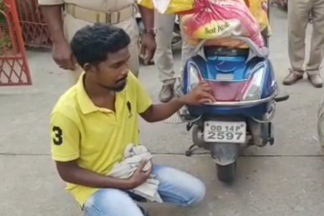 शराब आपूर्ति के लिए स्कूटी है पहली पसंद 