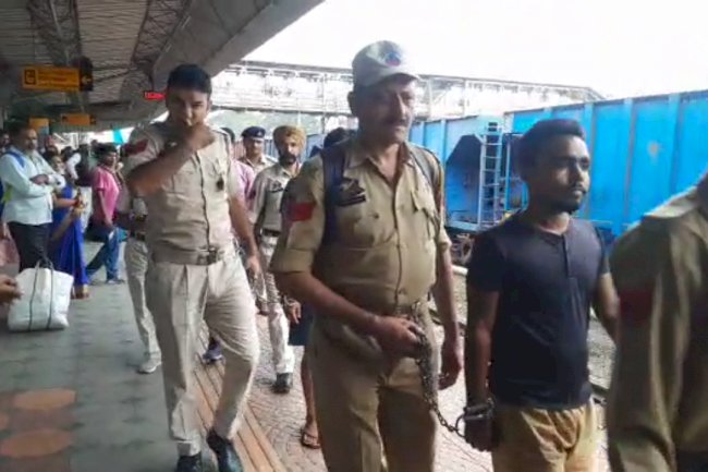 साइबर ठग गिरोह के सदस्यो को ले गई जम्मू कश्मीर पुलिस