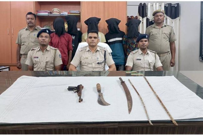 घातक हथियारो के साथ पाँच गिरफ्तार 