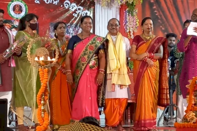 नुआखाई के मंच पर छात्रों को पुरस्कृत किया गया 