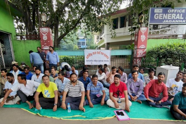 खान प्रबंधन के खिलाफ जोरागाडी़या के ग्रामीणो का विरोध प्रदर्शन 