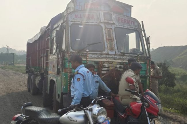 चोरी का कोयला ट्रक जब्त चालक फरार