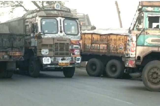 तेल भरने के लिए राष्ट्रीय राजमार्ग हो रहा है जाम प्रशासन मौन 