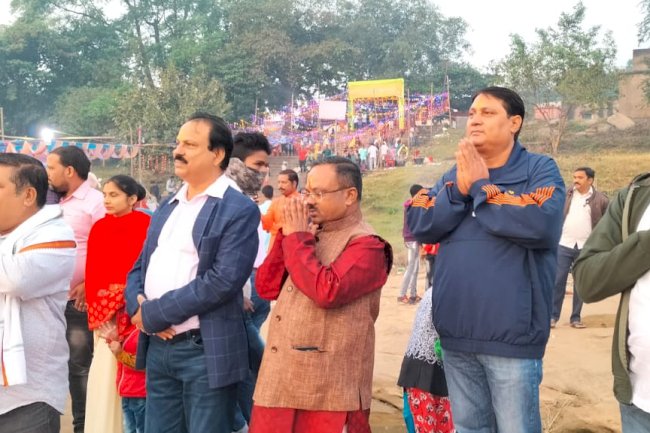 ब्राह्मणी नदी तटपर सूर्य उपासना का पर्व छठपूजा संपन्न 