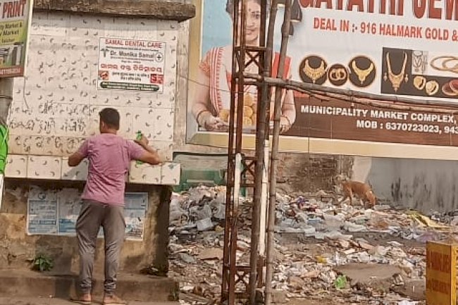 गंदगी के अंबार में खड़ी प्याऊ  
