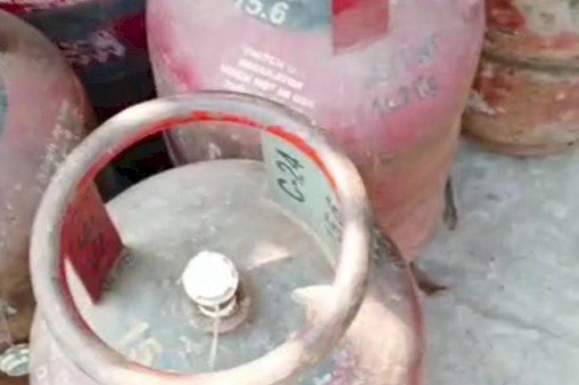 एक से दूसरे सिलेंडर में गैस भरते समय हुआ हादसा 