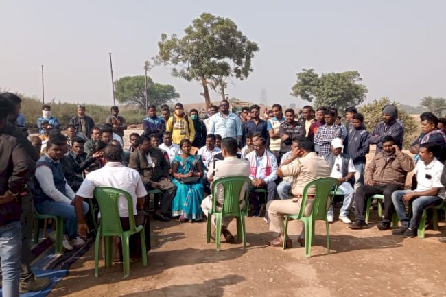 जेएसडब्ल्यू सीमेंट प्रबंधन के विरूद्ध ग्रामीणो का धरना प्रदर्शन सहमति के बाद हटे ग्रामीण 