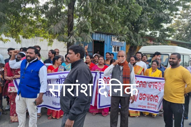 सड़क की समस्या को लेकर सड़क पर उतरी जनता 
