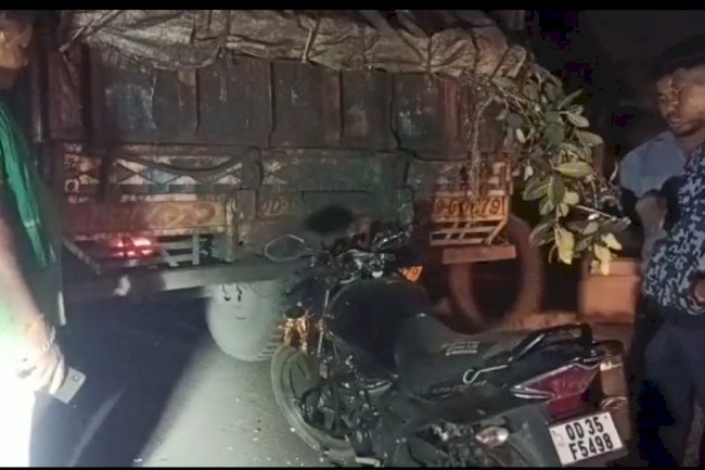 ट्रक को पीछे से टक्कर मार कर मोटरसाइकिल चालक गंभीर रूप से घायल 