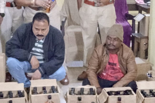 स्कूल में तैयार की जा रही थी नकली शराब 
