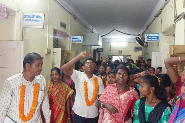 सुविधाओं से वंचित जनता का विरोध प्रदर्शन 