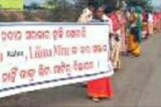 डालमिया सीमेंट द्वारा अवैध भूमि अधिग्रहण को लेकर ग्रामीणों का विरोध प्रदर्शन