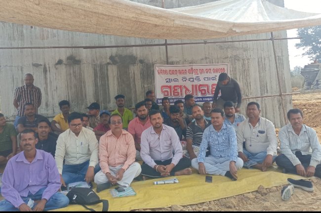 भूमि गवां चुके लोग हक के लिए धरने पर बैठे 