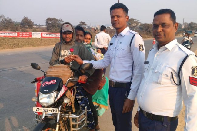 यातायात नियमों का उलंघन करने वालो को पुलिस ने फूल देकर समझाया 