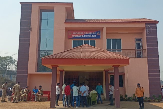 ग्रामीणों ने वारंट के बिरोध में किया थाने का घेराव 