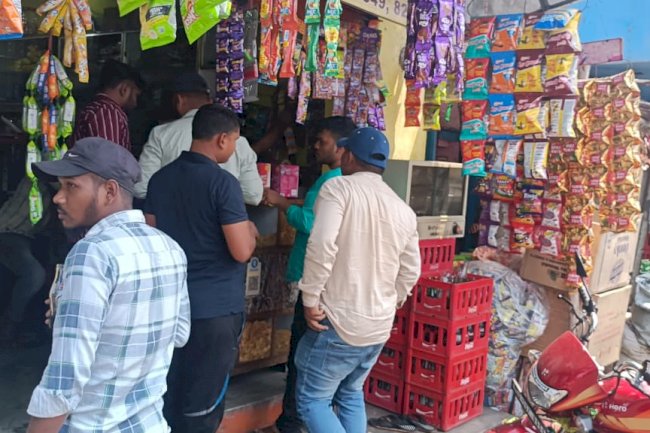 दुकानों से भारी जुर्माने के साथ गुटखा सिगरेट की व्यापक जब्ती