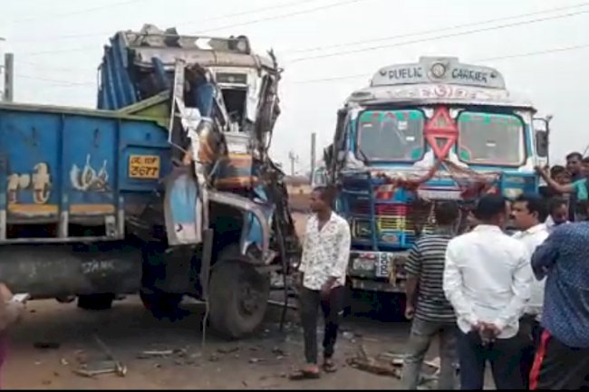 कोयला लदी दो ट्रक आपस में टकराए चालक की मौत एक की हालत गंभीर