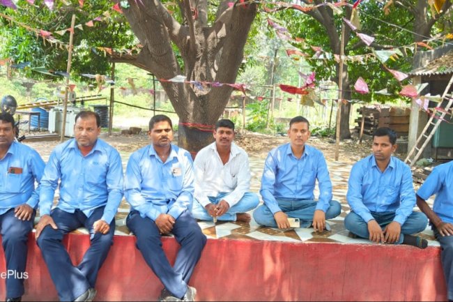 पुलिस की निष्क्रियता के कारण बिजली कर्मचारी हड़ताल पर