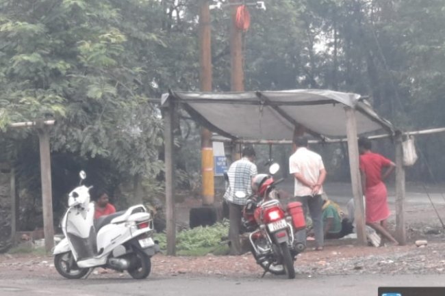 नियमों का उलंघन कर सड़क किनारे बिक रही है मांस 