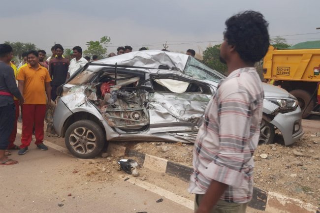 भीषण सड़क दुर्घटना में दो मृत तीन गंभीर रूप से घायल 