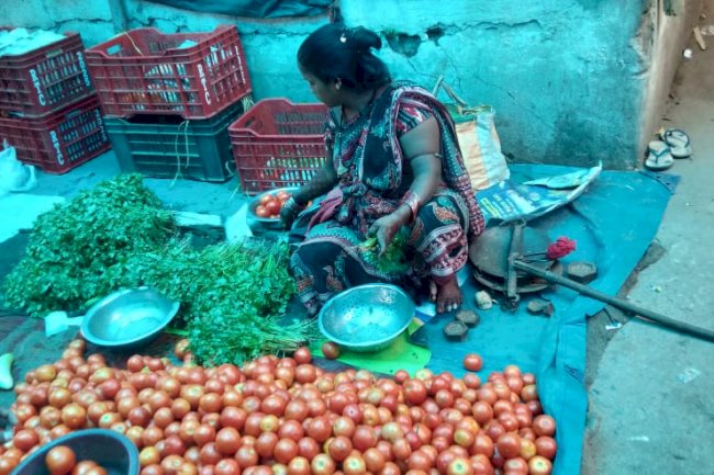 टमाटर के बढ़ते दाम से चिंतित उपभोक्ता 