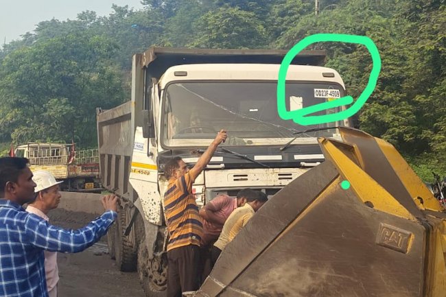 हाइवा टकराने के बाद कागजात हुआ अपडेट 