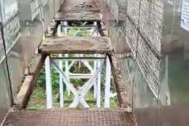 स्टेशन का ओवरब्रिज टूटने से लोगों को हो रही है असुविधा 