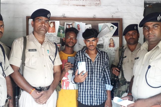 ट्रेन में यात्रियों का मोबाइल चोरी करने वाले दो युवक गिरफ्तार 