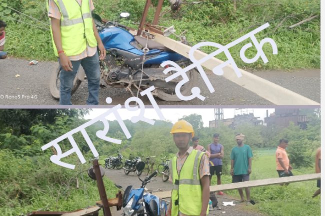 चलती मोटरसाइकिल पर गिरा बिजली का खंभा बाल बाल बचा चालक