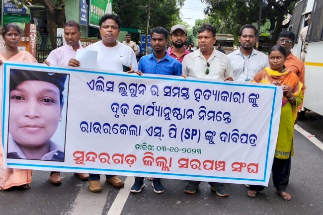 दो आदिवासी महिला सरकारी अधिकारियों की मौत और सियासत 