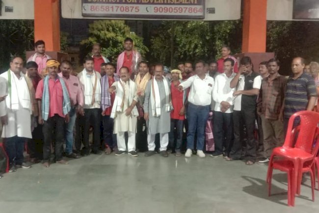 राष्ट्रीय कुली दिवस पर कांग्रेस की ओर से कुलियों का अभिनंदन किया गया 