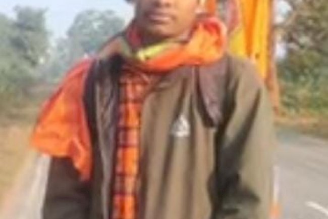 मनोहरपुर सेअयोध्या तक पदयात्रा में निकले विकी महतो