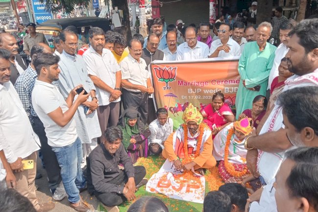 कांग्रेस ने करवाई बीजद और भाजपा का सांकेतिक विवाह 