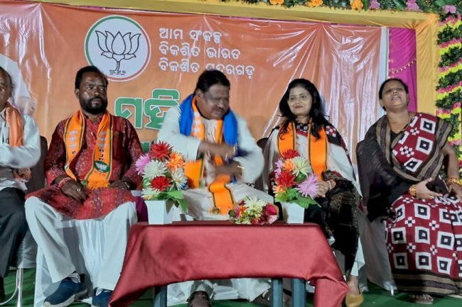 पूर्व सांसद मोरिश कुजुर की पुत्रबधू ने थामा कमल 