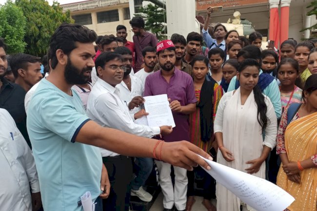 साकेत महाविद्यालय के छात्र नेता ने जिलाधिकारी को सौंपा ज्ञापन